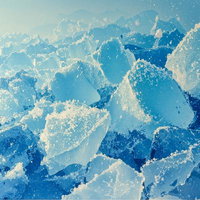 透き通る青色の氷塊の写真