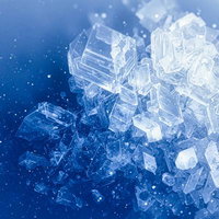 青い背景に浮かぶ立方体の氷結晶のAI画像
