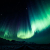 夜空に揺れる緑のオーロラと雪道のAI画像