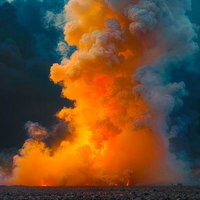 立ち上がるオレンジ色の巨大な煙のAI画像