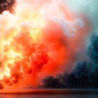 赤と青の煙幕が交差するスモークエフェクトのAI画像