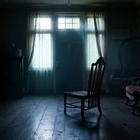 薄暗い洋館の一室と古びた椅子のAI画像