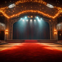 シャンデリアが輝く劇場風の舞台とレッドカーペットが広がる壮麗な空間の写真