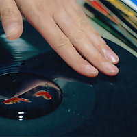 レコード盤を操作するDJの手元とミキサーのディテールの写真