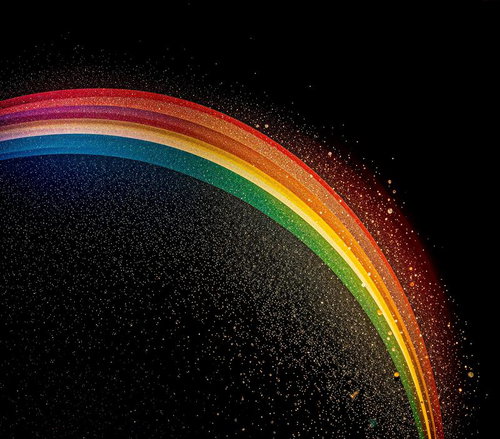 黒背景に輝く虹色アーチとキラキラ粒子のデジタルアート
