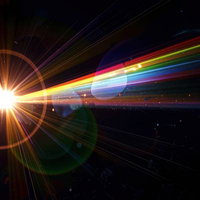 暗闇に広がる虹色の光芒の写真