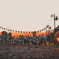 夕焼け空の下で光るパンプキンランタンとガーランドのハロウィン装飾の写真