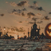 雨上がりの路面に映るハロウィンの灯りの写真