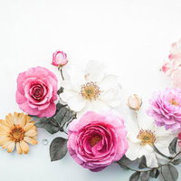 春の花々が並ぶ華やかなフラットレイの写真