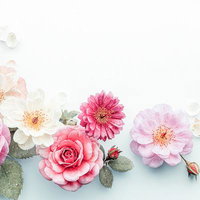 水滴に光る花々の集合（ピンク・白・オレンジ系）の写真