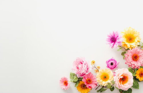 色とりどりの春の花が咲き誇る華やかな花飾り