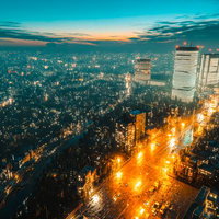 煌めく街並みと高層ビルが広がる夜空の写真