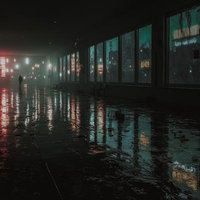 濡れた床にネオンの光が反射する薄暗い廊下の写真