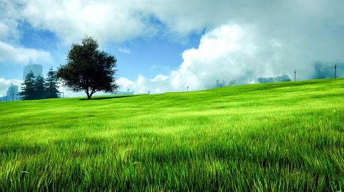 緑あふれる草原と雲に沈む都市風の景観、自然と都市の調和