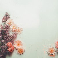 フラワーアレンジメントと花材散らしの背景の写真