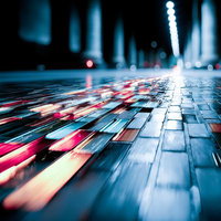 スピード感ある夜の街路と路面の写真