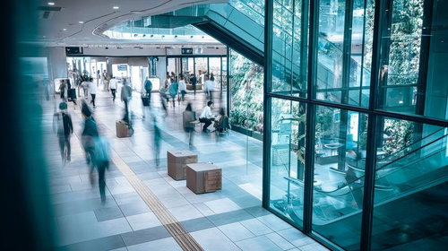 オフィスビルのエントランスを行き交うビジネスパーソン