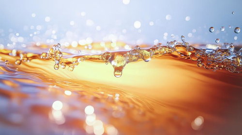 注ぎたてのビールのような黄金の飛沫と泡立つ水面