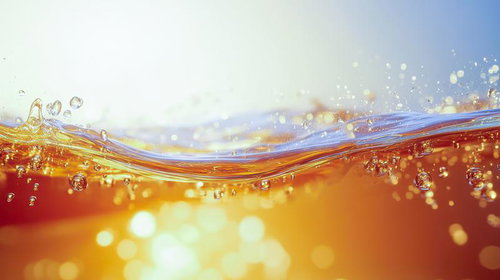 光を浴びた炭酸水の飛沫が生み出す波紋と水しぶきの輝き