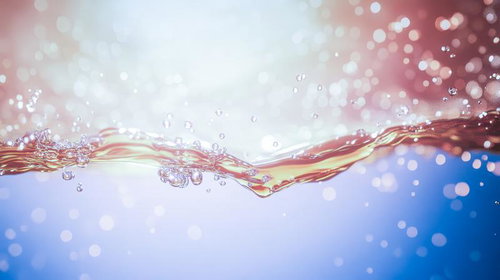 ピンクと青のグラデーション水面に弾ける透明な気泡