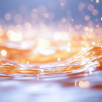 黄金に輝く水面と舞い上がる水飛沫のきらめきの写真