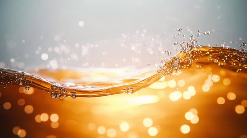 琥珀色の液体が描く水しぶきの曲線美と黄金色の輝き