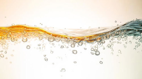 波打つ水面に沸き立つ無数の気泡と液体のテクスチャー