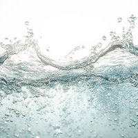 舞い上がる水しぶきと気泡に映る清涼感の一瞬のAI画像