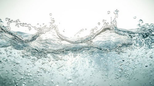 舞い上がる水しぶきと気泡に映る清涼感の一瞬