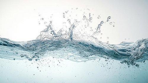 水が波打ち水面を突き破る瞬間の水飛沫と気泡