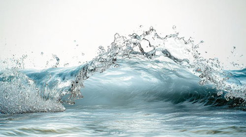 打ち寄せる波の頂上で弾ける水飛沫の瞬間を捉えた海岸