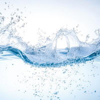 透明感溢れる水のうねりと飛沫が舞う清涼感のある水面の写真