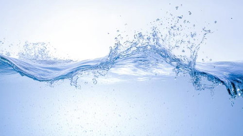 清涼感たっぷりの水が波打つ飛沫と輝く水粒の躍動的な水面表現