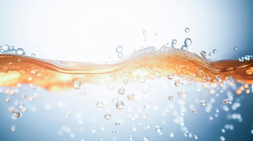 オレンジ色に光る液体表面と透明な気泡が舞い踊る瞬間
