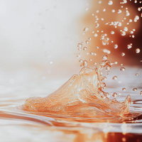 水滴が舞い上がる瞬間の水しぶきの写真