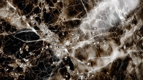 結晶のような模様が光と影を織り成す天然石の表面