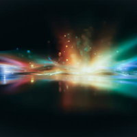 闇の中から放射状に広がる虹色の光跡とエネルギー波の写真