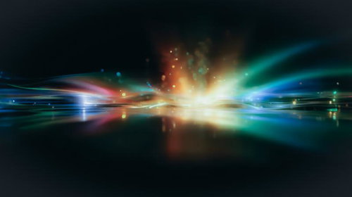 闇の中から放射状に広がる虹色の光跡とエネルギー波