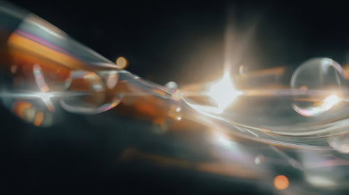 光が反射するガラス球体の抽象