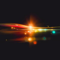 暗闇の中で交差するエネルギーの光線と軌跡のAI画像