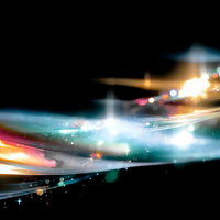 星屑のような光が舞うカラフルな抽象空間の光跡の写真