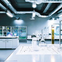 ガラス器具と図面が整然と並ぶ研究室の作業台の写真