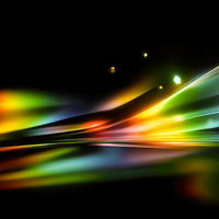 色彩が織りなす光の軌跡と虹色の波動スペクトルの写真