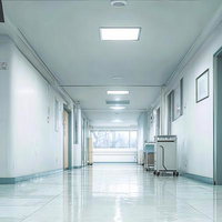 白い壁と光沢のある床が特徴的な清掃の行き届いた病院の廊下の写真