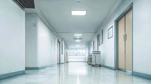 白い壁と光沢のある床が特徴的な清掃の行き届いた病院の廊下