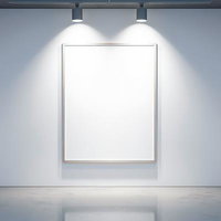 スポットライトが照らす額縁のギャラリーの写真