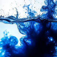水中に広がる青いインクと水面の飛沫のAI画像