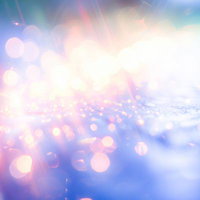 ピンク色から青色へのグラデーションが流れるボケの光と輝きの写真