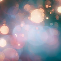 柔らかな輝きが浮かび上がるボケエフェクトと光の粒の写真