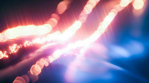 光が描く優雅なラインと煌めく輝き、ピンク色と青白いネオングロー